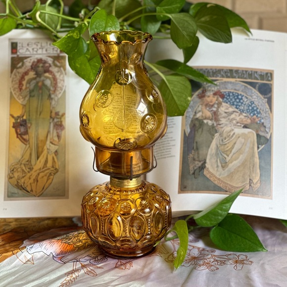 Vintage LE Smith Moon and Stars Amber Glass Oil Lamp - Picture 9 of 17